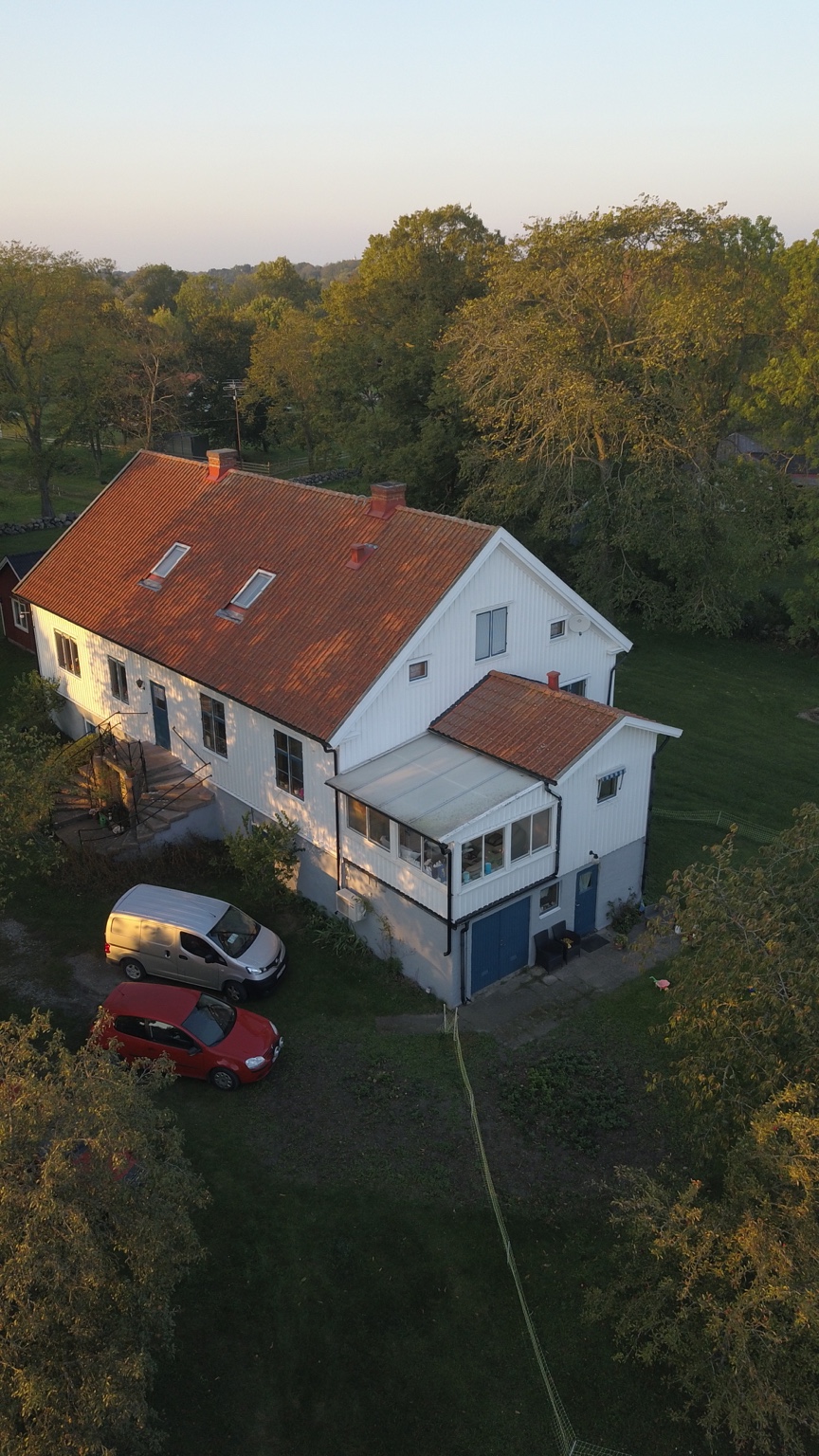 Flygbild över gårdsmiljön i Hagaby